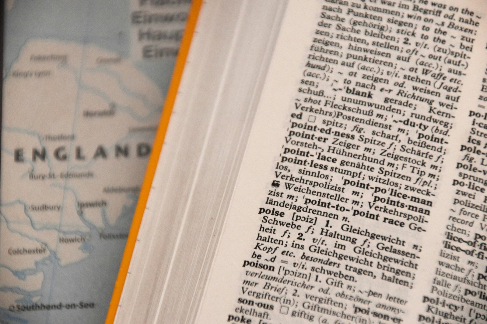 Uppslagen ordbok med tätt satt text