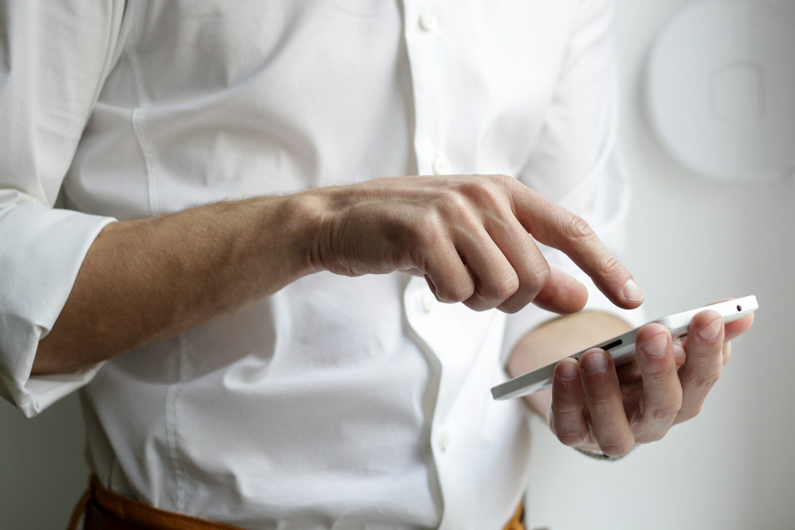 Person som håller en smartphone och söker på nätet